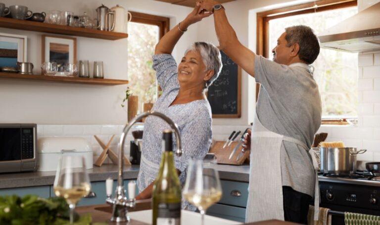 pareja baila en la cocina