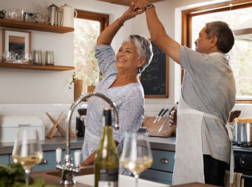 pareja baila en la cocina