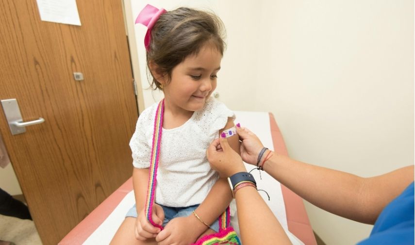 Padres vacunando a sus hijos por temor a perder cobertura de Medicaid