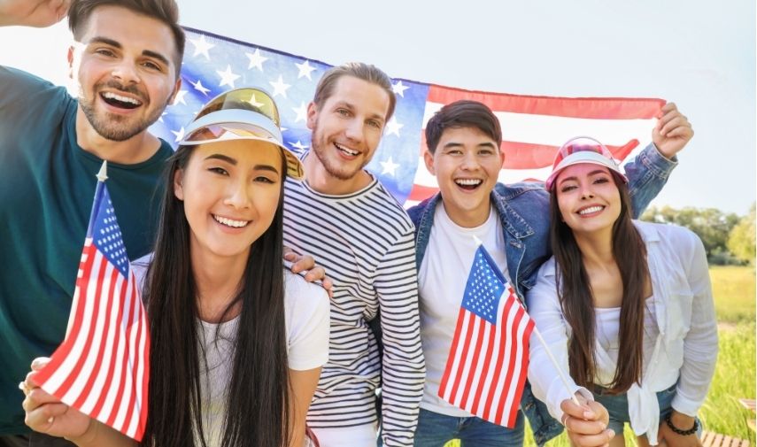 Residente legal permanente en Estados Unidos mostrando su Green Card.