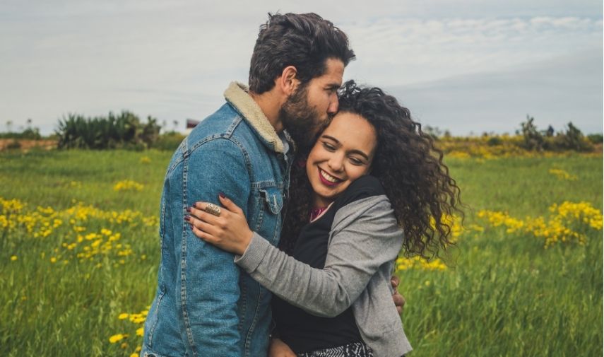 Pareja demostrando atención en su relación amorosa.