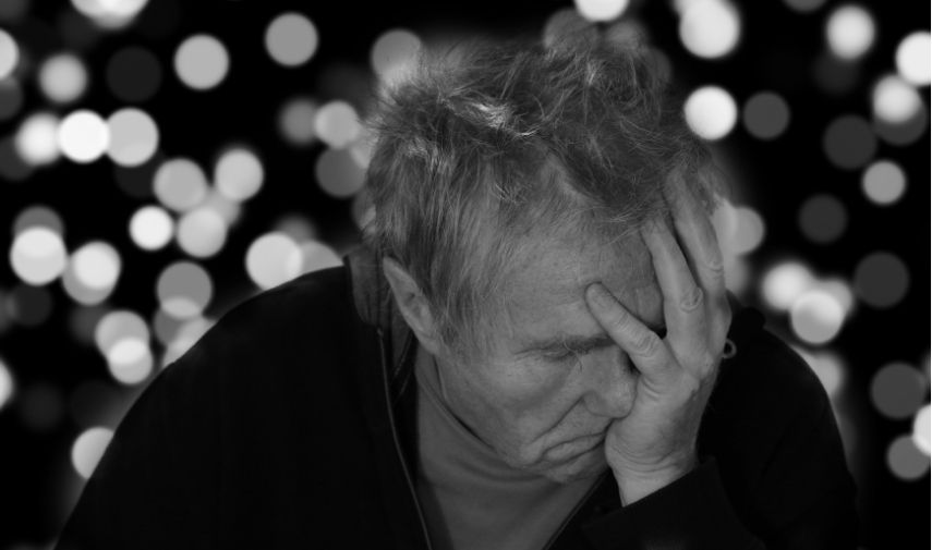 Persona mayor con signos de pérdida de memoria por Alzheimer, enfermedad neurodegenerativa que afecta al cerebro.