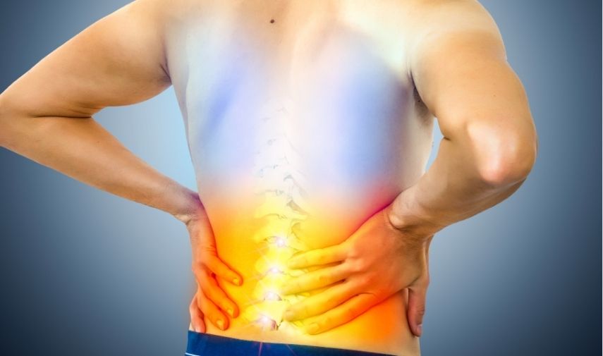 Persona con dolor lumbar mostrando síntomas de ciática en la pierna