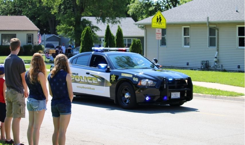 Agentes del USCIS investigando la conducta de solicitantes de naturalización.
