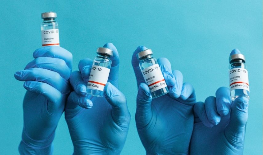 Persona recibiendo una vacuna en el brazo para proteger su salud