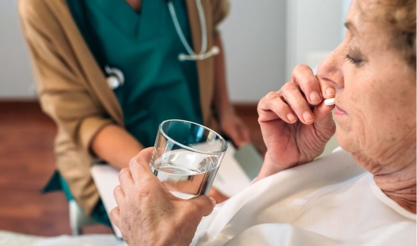 Tabletas de acetaminofén sobre una mesa, medicamento utilizado para aliviar el dolor y reducir la fiebre.