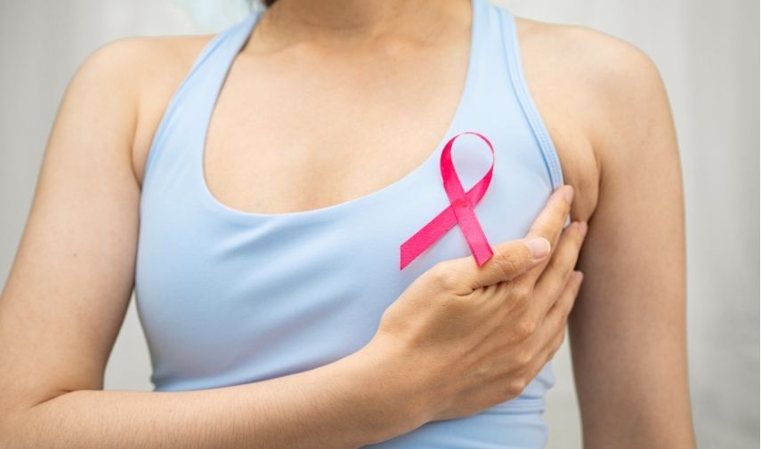 Mujer con cinta rosa durante el Mes de Concientización del Cáncer de Seno.
