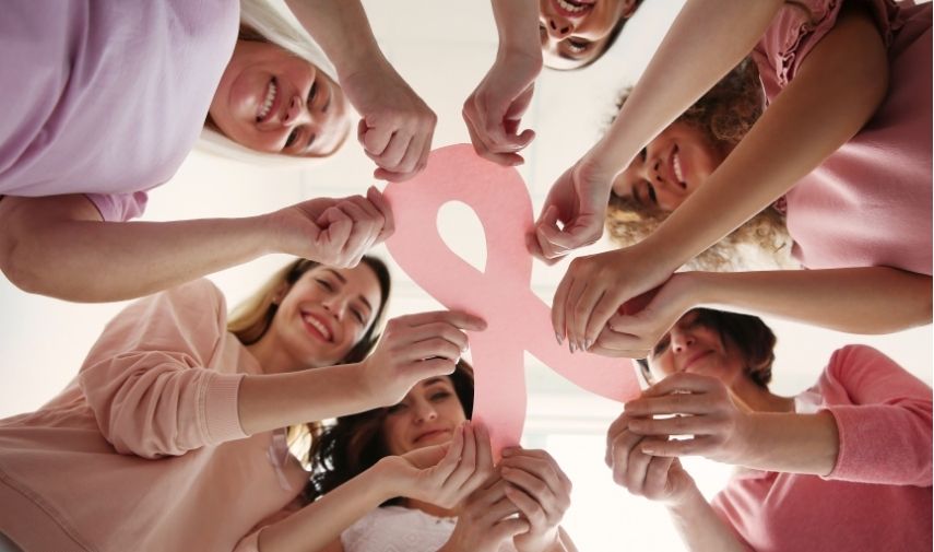 Mujer con cinta rosa durante el Mes de Concientización del Cáncer de Seno.