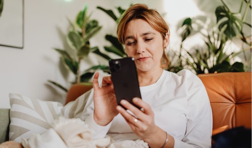 Pareja reflexionando sobre expectativas en su relación amorosa.