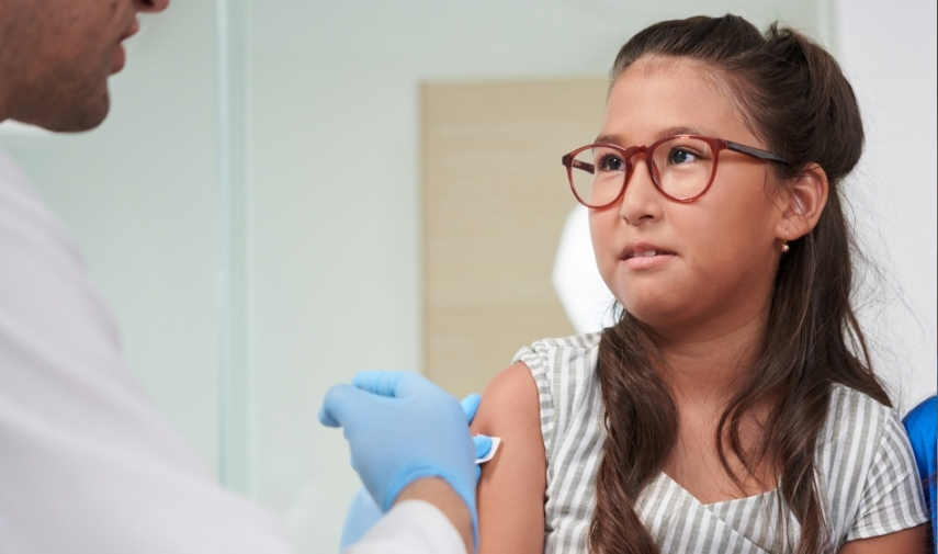Manifestantes y funcionarios de salud en Florida durante debate sobre eliminar vacunas infantiles obligatorias.