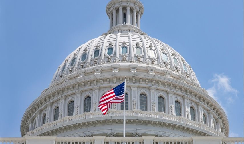 José López Zamorano y el abogado Joseph Gurian explican la nueva versión de la regla de carga pública del DHS y responden preguntas migratorias.