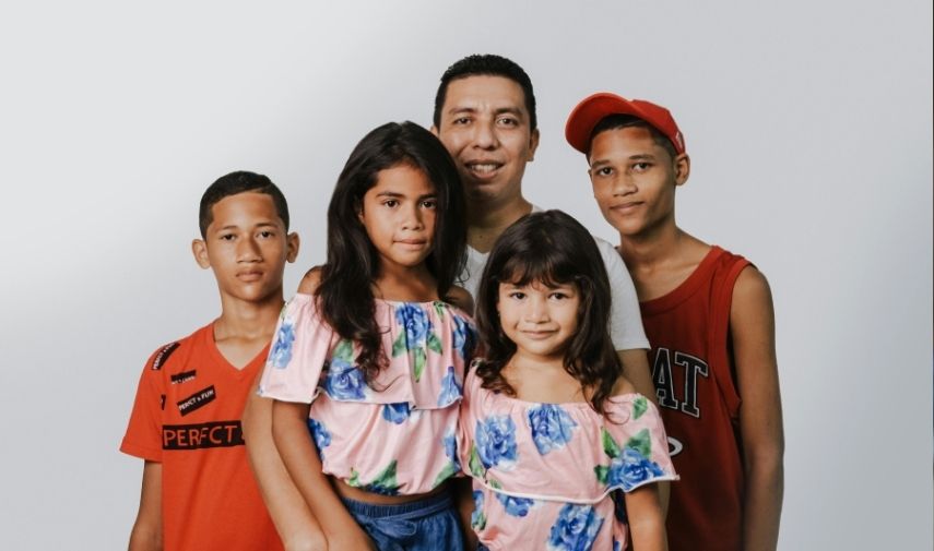 José López Zamorano y el abogado Joseph Gurian analizan la propuesta de privatizar el seguimiento de menores migrantes no acompañados en EE. UU. y sus implicaciones legales y humanitarias.