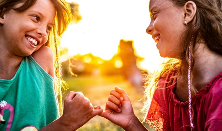 Persona practicando el perdón y liberando resentimientos mediante un proceso guiado para recuperar paz emocional.