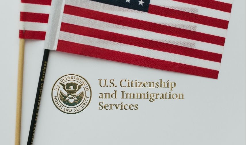 Ciudadanos y aspirantes a la ciudadanía en EE. UU. preparándose para el examen de naturalización, que evalúa conocimientos de historia, gobierno y inglés.