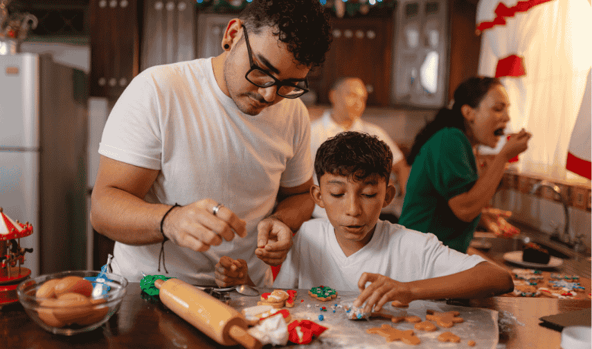 Familia reunida en navidad hacienod galletas