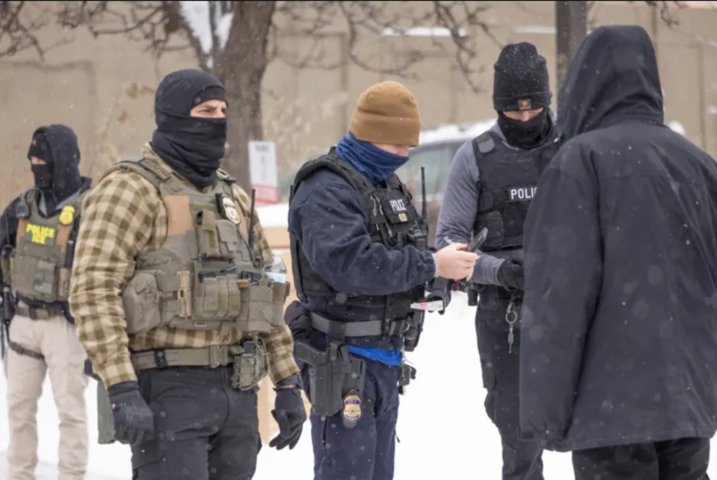 Agentes de ICE frente a una vivienda en Estados Unidos durante un operativo migratorio relacionado con órdenes administrativas y derechos constitucionales.