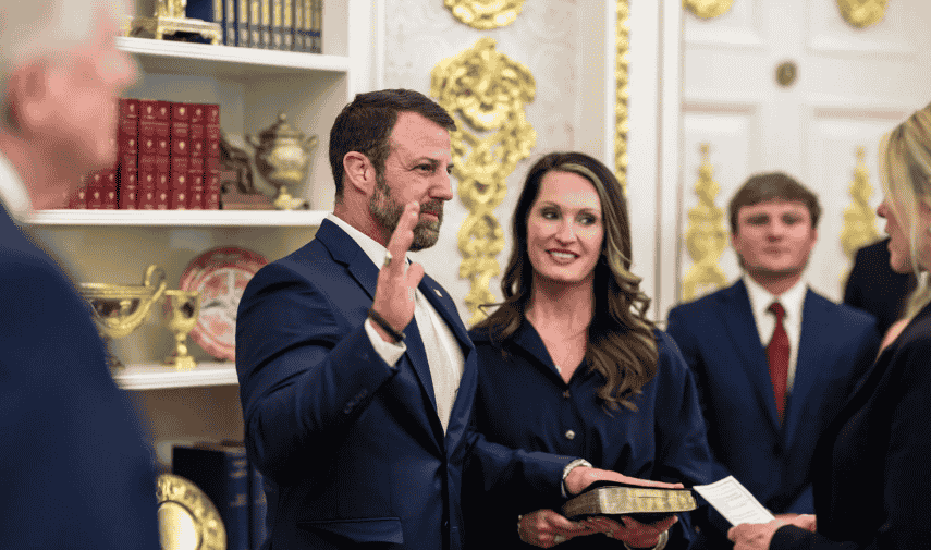 Markwayne Mullin fue oficialmente juramentado como el noveno Secretario del Departamento de Seguridad Nacional tras su confirmación bipartidista en el Senado.