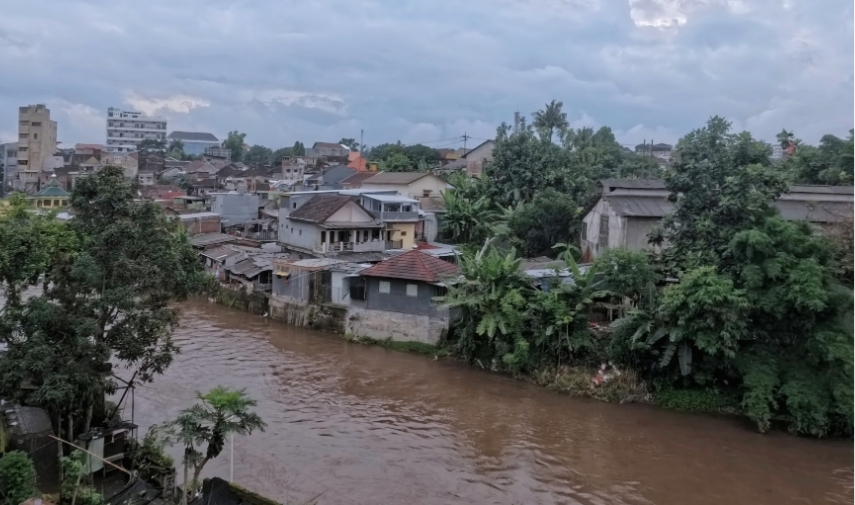 Mientras agentes migratorios operan en aeropuertos, comunidades en Hawái luchan por sobrevivir tras devastadoras inundaciones.