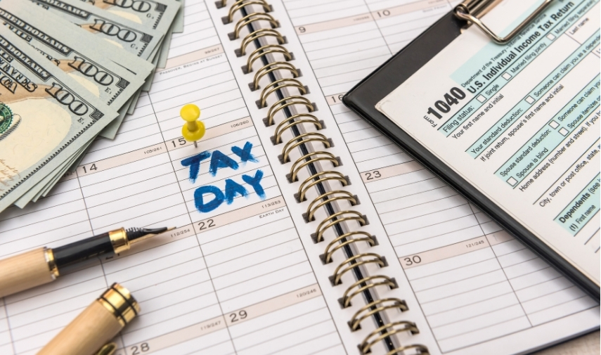 Pagar impuestos puede influir en procesos migratorios y beneficios legales.