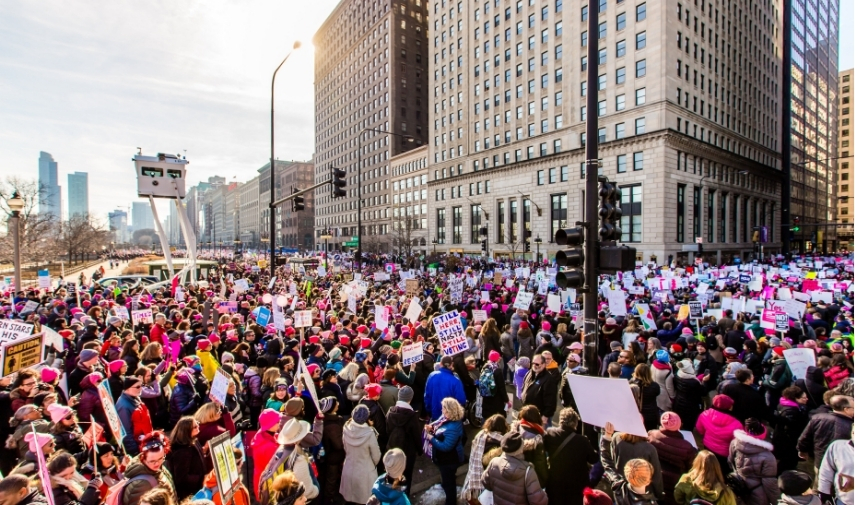 Miles de personas se movilizan en el Primero de Mayo para defender los derechos laborales, la democracia y la dignidad humana.