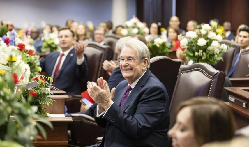 Florida busca imponer requisitos de trabajo para Medicaid pese a no ampliar el programa