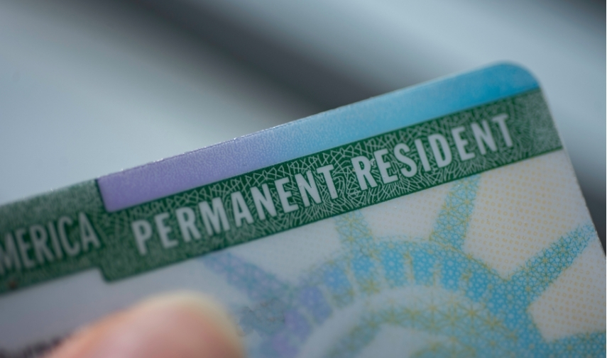 ¿Puedes obtener la residencia por trabajo en EE.UU.? Requisitos reales según USCIS y quién sí puede aplicar.
