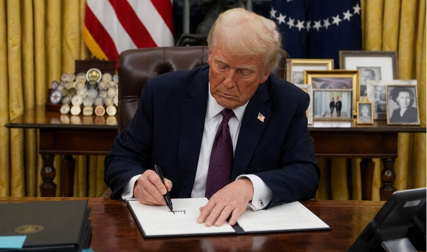 Trump busca revocar ciudadanía a cientos de estadounidenses.