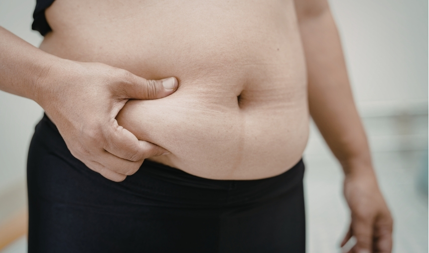 LEYENDA: El estrés crónico y la falta de actividad física pueden favorecer procesos inflamatorios que afectan el metabolismo y contribuyen al aumento de peso.