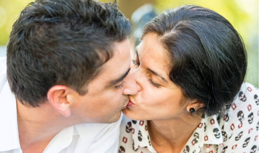 pareja amor beso