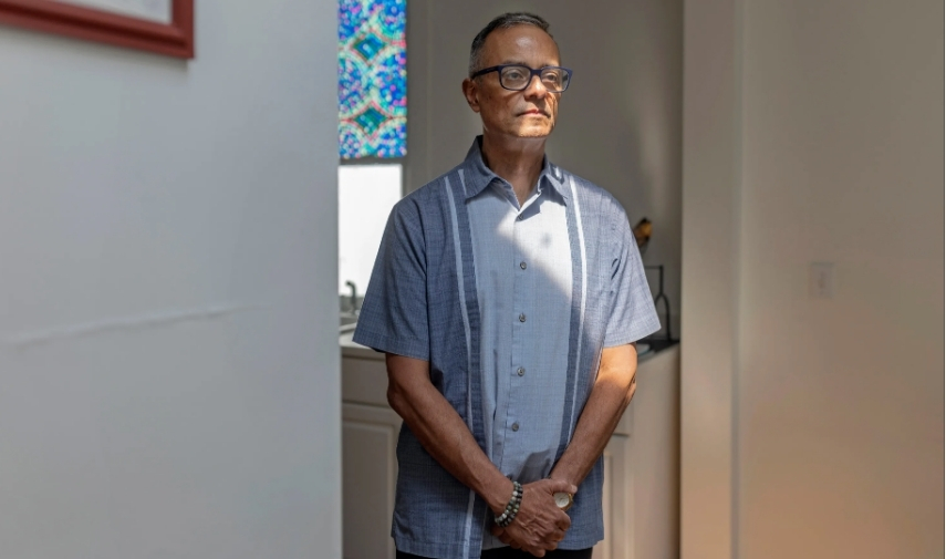Ronmel Rangel, de Portland, Maine, no tiene seguro de salud. Con la ayuda de su médico de cabecera, comparó precios para encontrar una tarifa razonable para una cirugía de hernia, después de que un hospital local le diera un presupuesto de 23.000 dólares. Encontró una mejor opción en otro estado. (Brianna Soukup for KFF Health News)