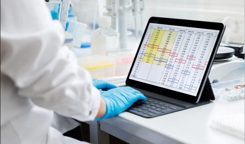Paciente recibe información sobre ensayos clínicos, una alternativa que puede brindar acceso a nuevos tratamientos, pero que también presenta barreras relacionadas con elegibilidad, ubicación, cobertura médica y gastos adicionales.