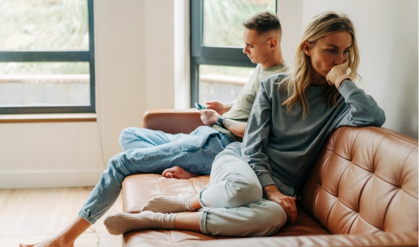 Pareja, infidelidad, amor, smartphone, teléfono.