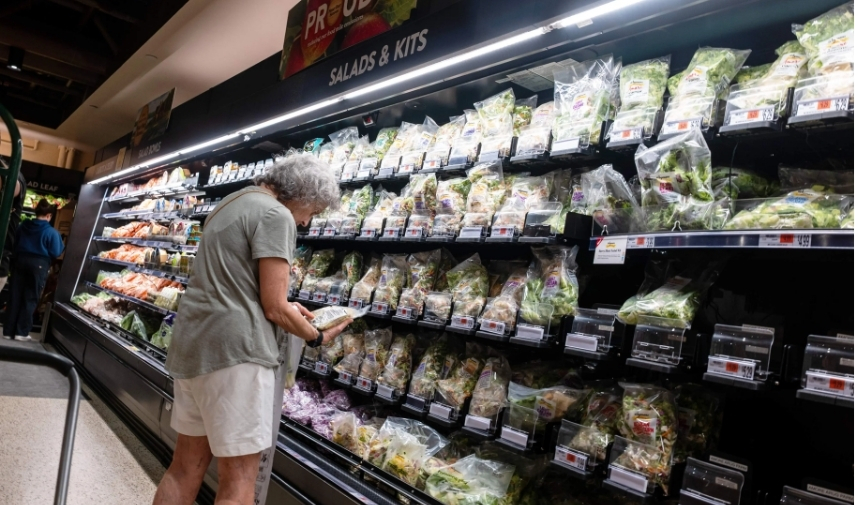 Un brote de ciclosporiasis vinculado a lechuga y el retiro masivo de carne importada han convertido a la seguridad alimentaria en una preocupación para los votantes en las elecciones de medio término. (Spencer Platt/Getty Images)
