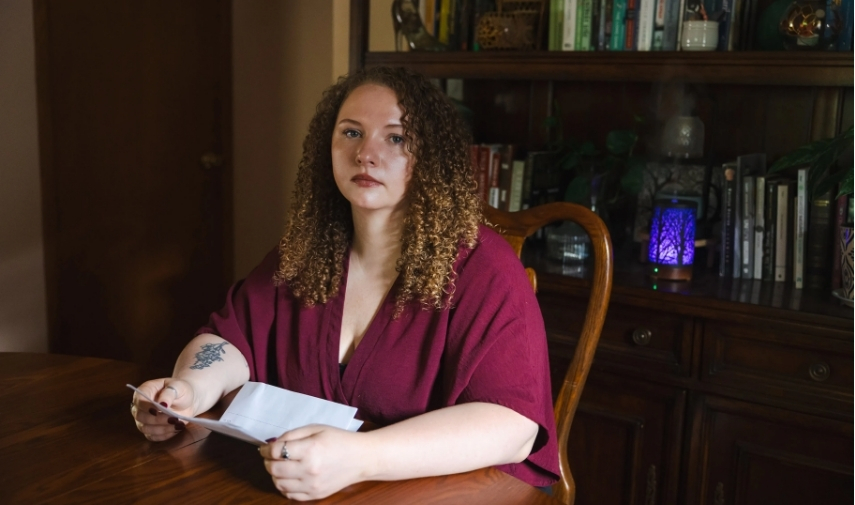 Autumn Daniels fue a un centro de urgencias durante una crisis de migraña en abril. El personal le tomó los signos vitales y, posteriormente, Daniels pasó cuatro horas en la sala de espera antes de que su hermana la llevara a un hospital. Aun así, recibió una factura de 410 dólares. (Taylor Glascock for KFF Health News)